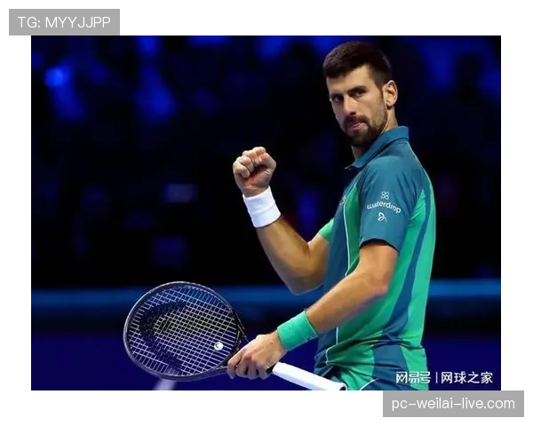 德约穿得像个老板，训练场外倒像街头咖啡店的常客？